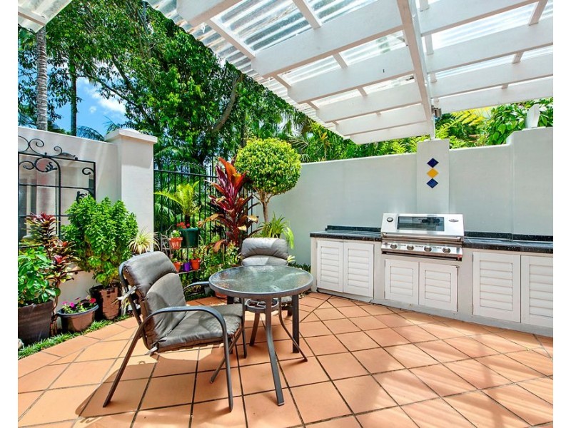 8/100 Cotlew Street East, Southport QLD 4215