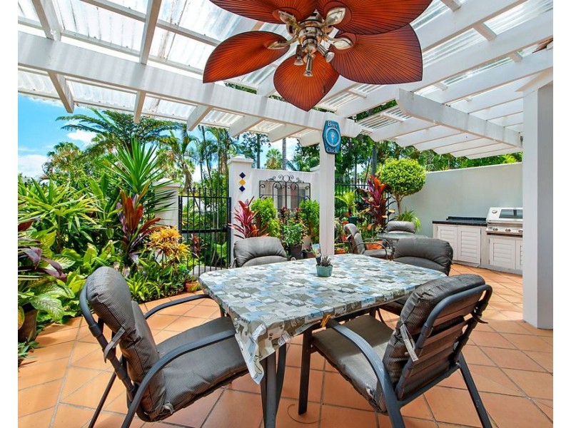 8/100 Cotlew Street East, Southport QLD 4215