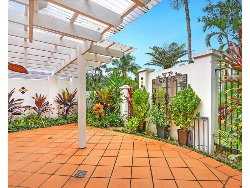 8/100 Cotlew Street East, Southport QLD 4215