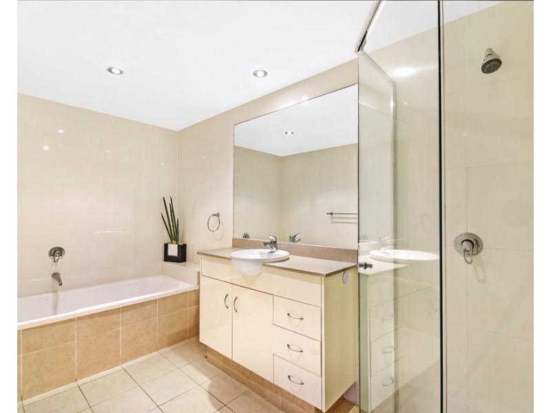 1 Como Crescent, Southport QLD 4215