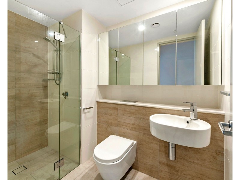 2 Como Crescent, Southport QLD 4215