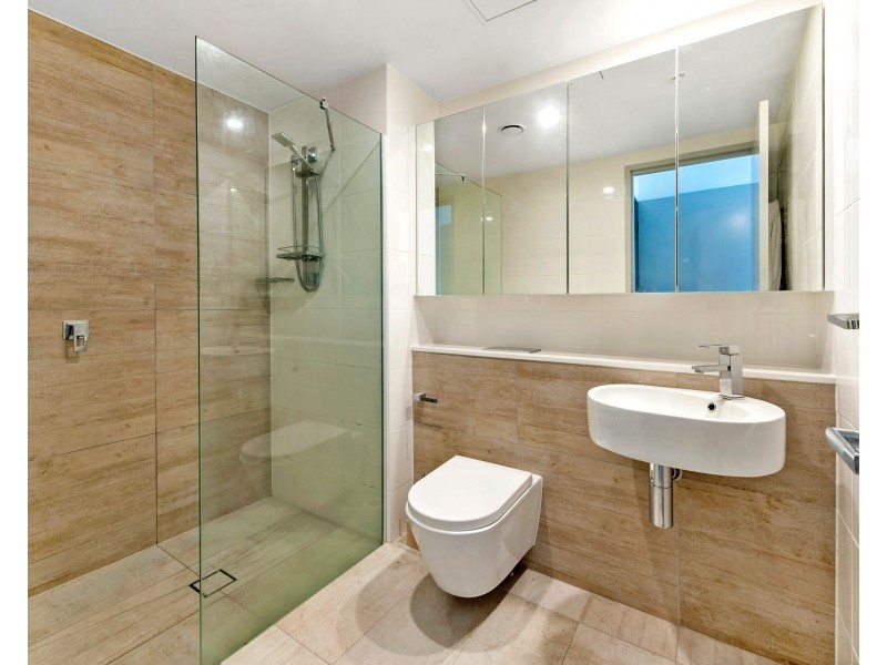 2 Como Crescent, Southport QLD 4215