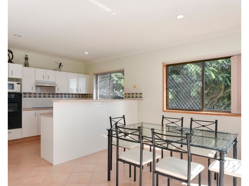 17 Huon Street, Broadbeach Waters QLD 4218