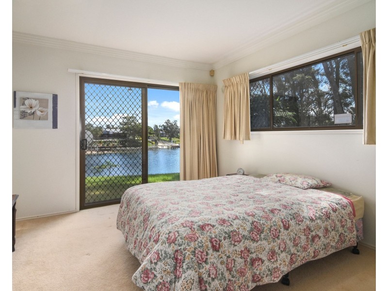 17 Huon Street, Broadbeach Waters QLD 4218