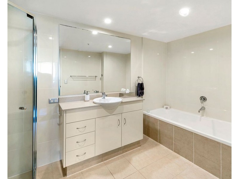 1 Como Crescent, Southport QLD 4215