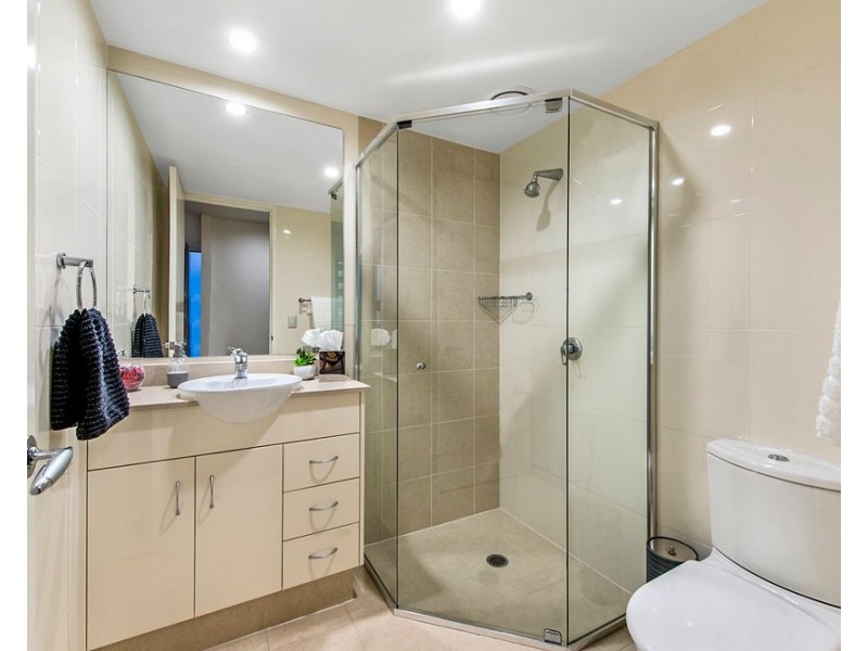 1 Como Crescent, Southport QLD 4215