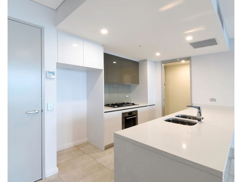 2 Como Crescent, Southport QLD 4215