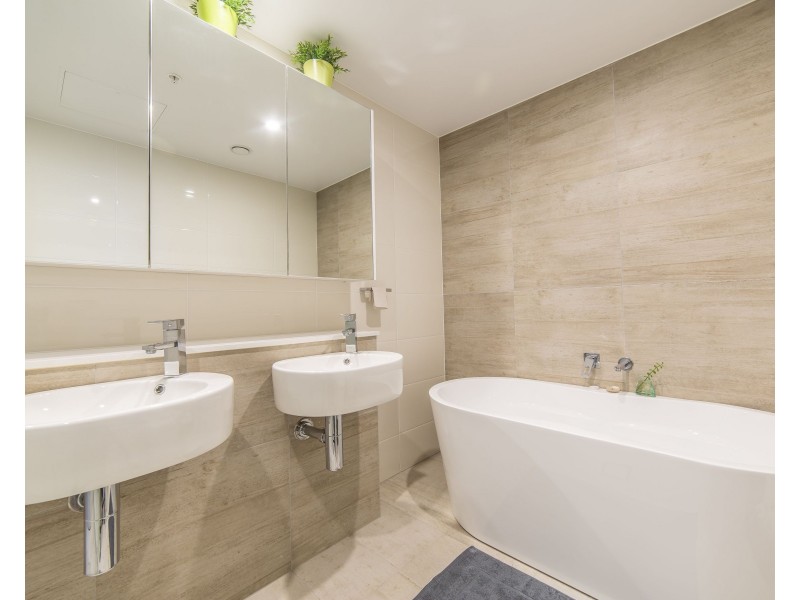 2 Como Crescent, Southport QLD 4215