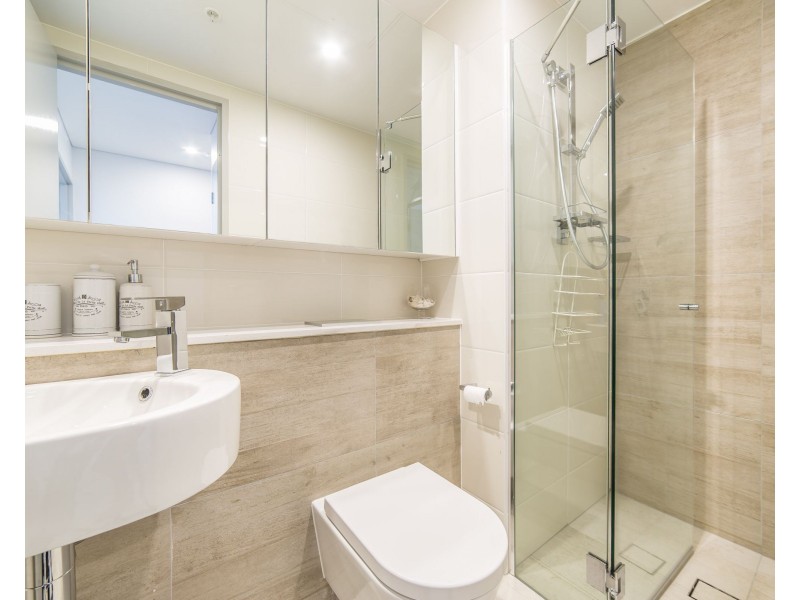 2 Como Crescent, Southport QLD 4215