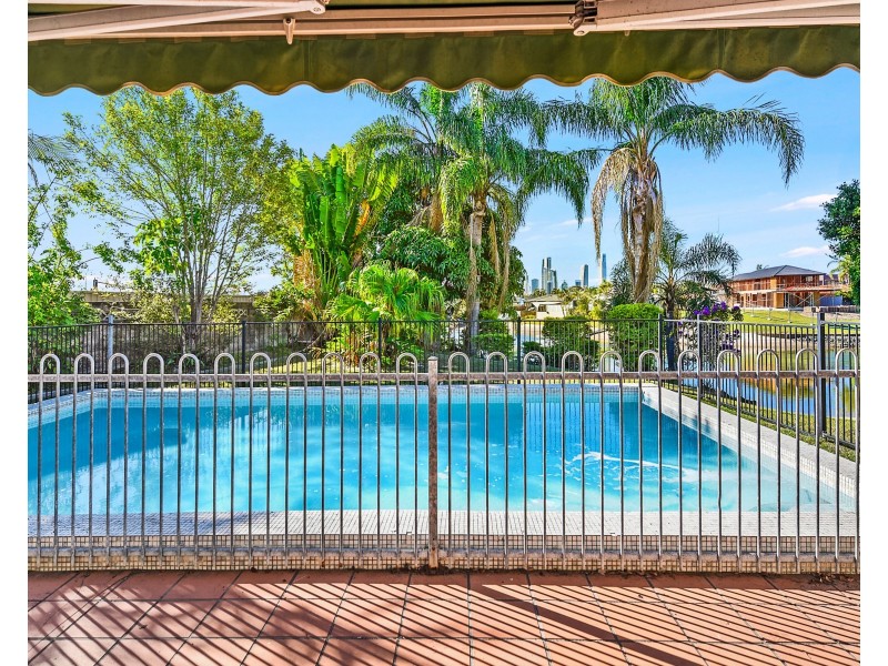4 La Spezia Court, Isle Of Capri QLD 4217