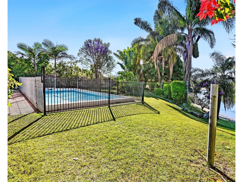 4 La Spezia Court, Isle Of Capri QLD 4217