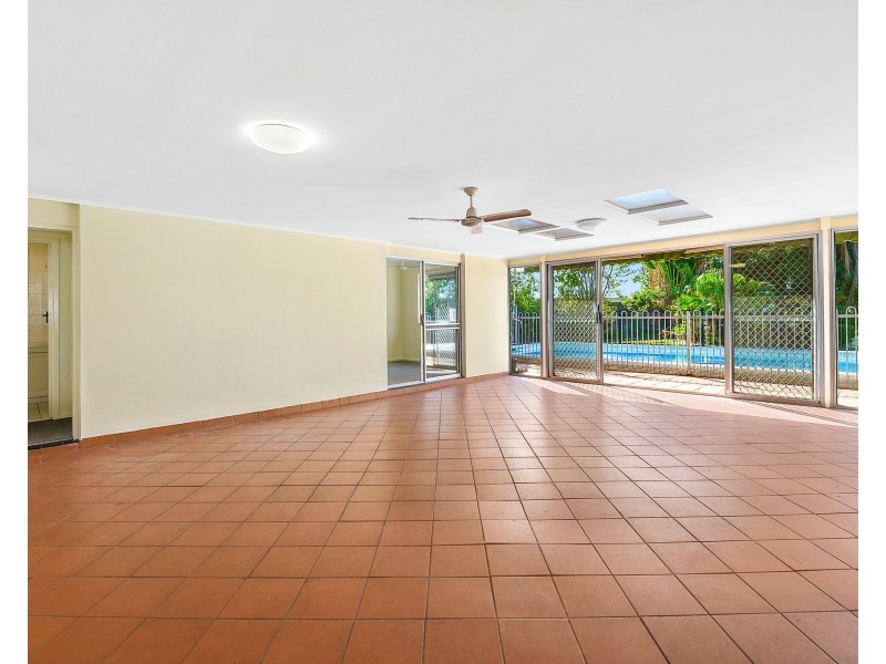 4 La Spezia Court, Isle Of Capri QLD 4217