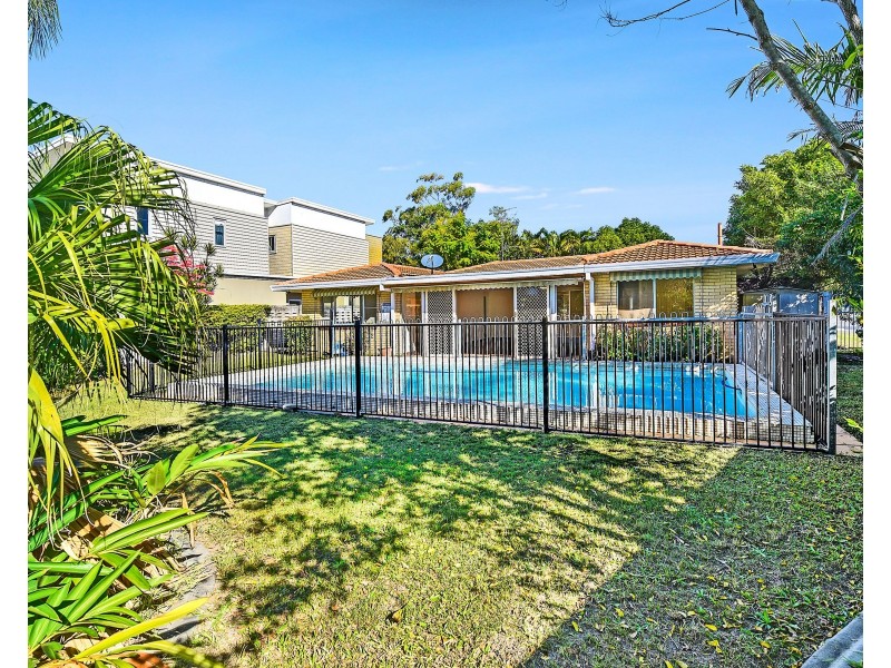 4 La Spezia Court, Isle Of Capri QLD 4217