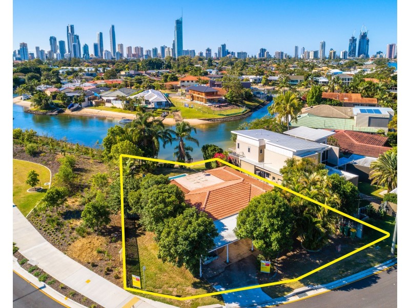 4 La Spezia Court, Isle Of Capri QLD 4217