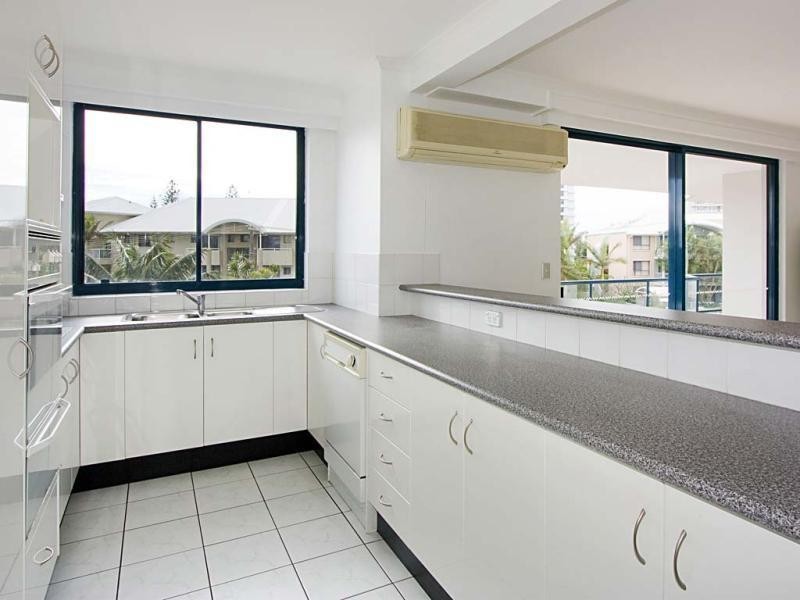 4 Waratah  22 Montgomery Avenue, Main Beach QLD 4217