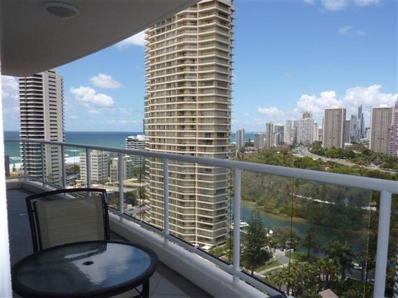 15 Breaker Street, Main Beach QLD 4217