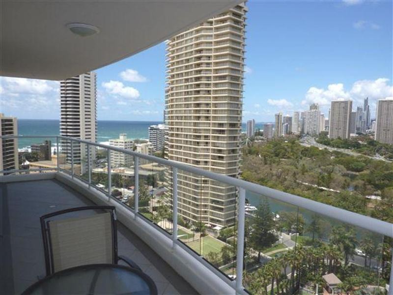 15 Breaker Street, Main Beach QLD 4217