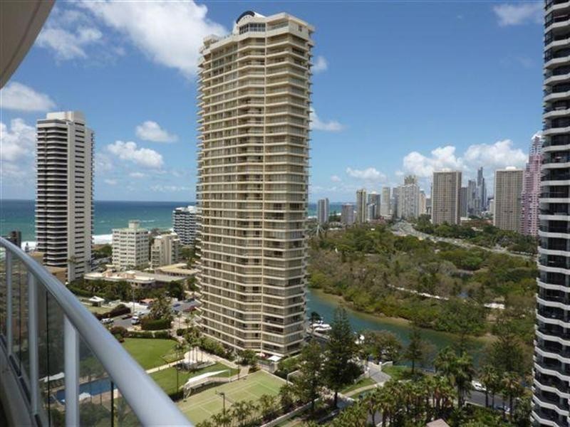 15 Breaker Street, Main Beach QLD 4217
