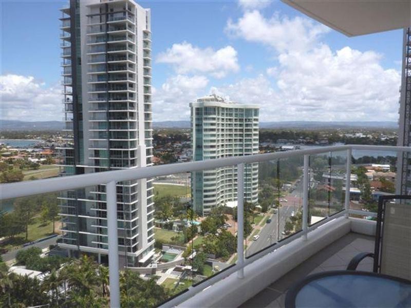 15 Breaker Street, Main Beach QLD 4217