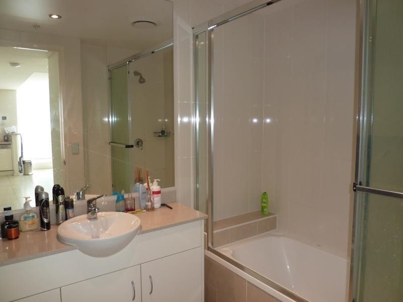 1 Como Crescent, Southport QLD 4215