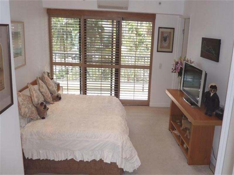 24 Breaker Street, Main Beach QLD 4217