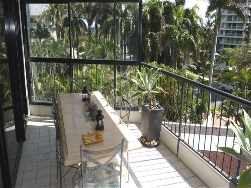 24 Breaker Street, Main Beach QLD 4217