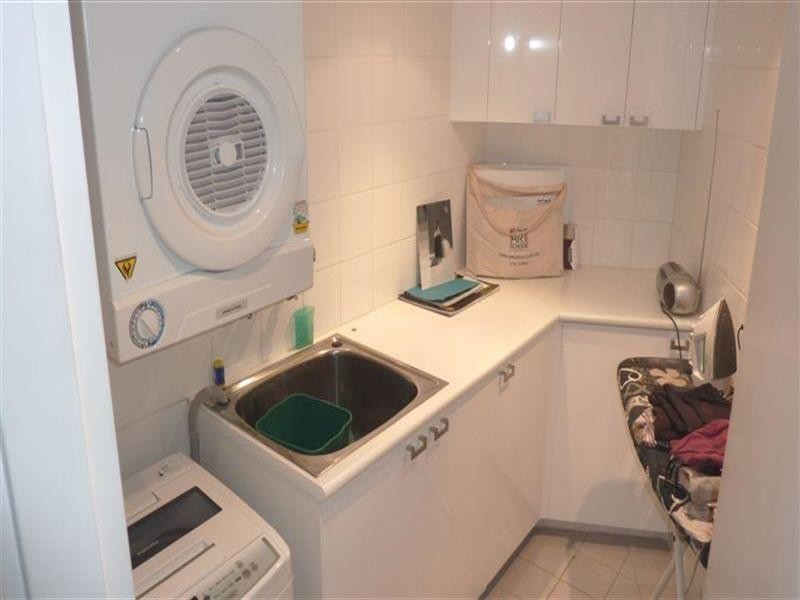 24 Breaker Street, Main Beach QLD 4217