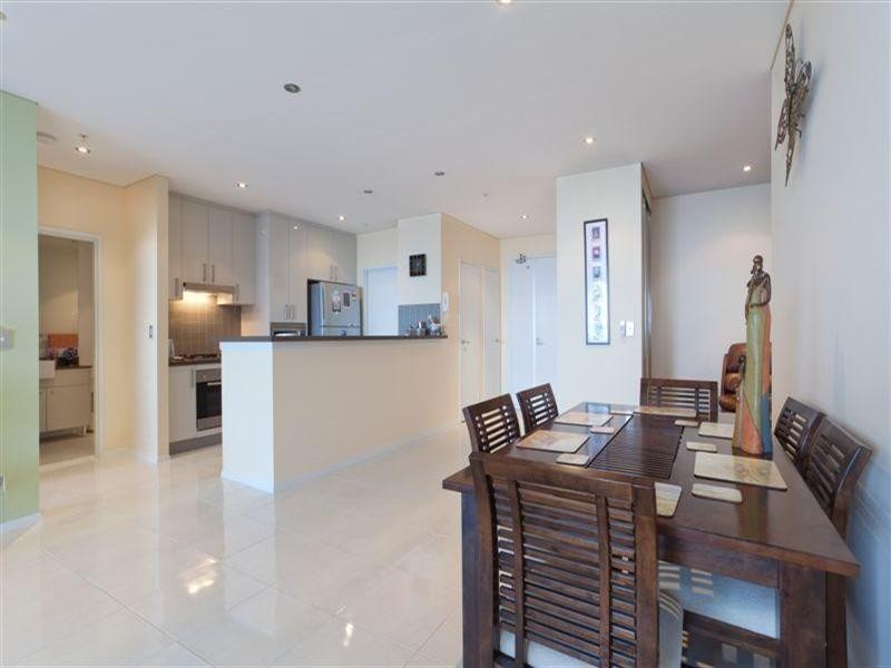 4 Como Crescent, Southport QLD 4215