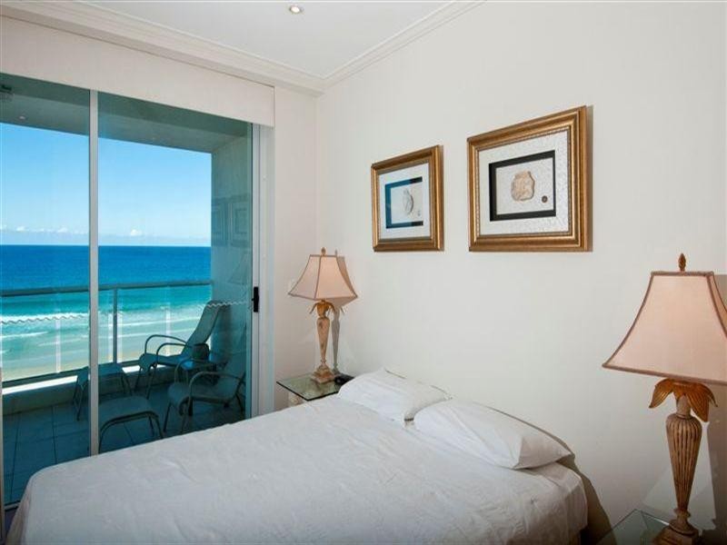 5 Woodroffe Avenue, Main Beach QLD 4217