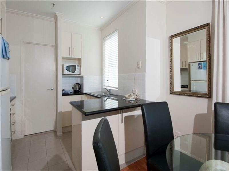 5 Woodroffe Avenue, Main Beach QLD 4217