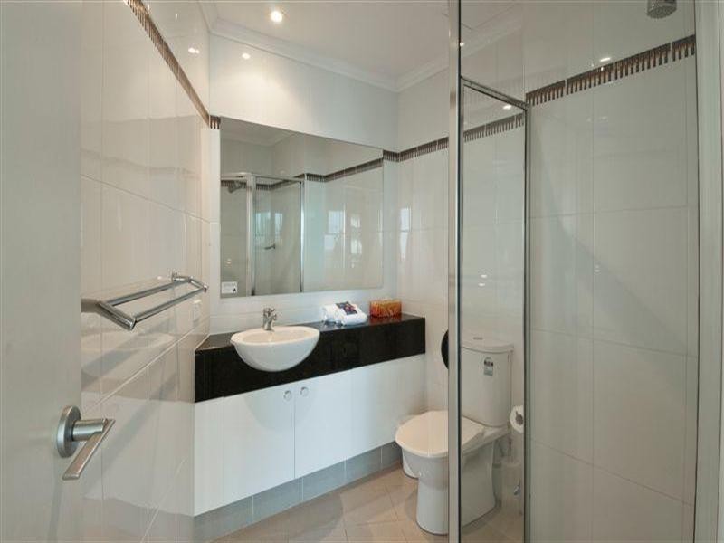 5 Woodroffe Avenue, Main Beach QLD 4217