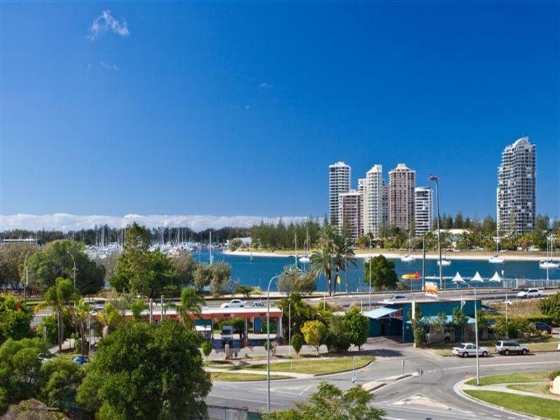 4 Como Crescent, Southport QLD 4215