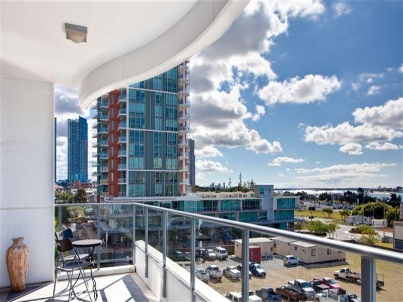 4 Como Crescent, Southport QLD 4215