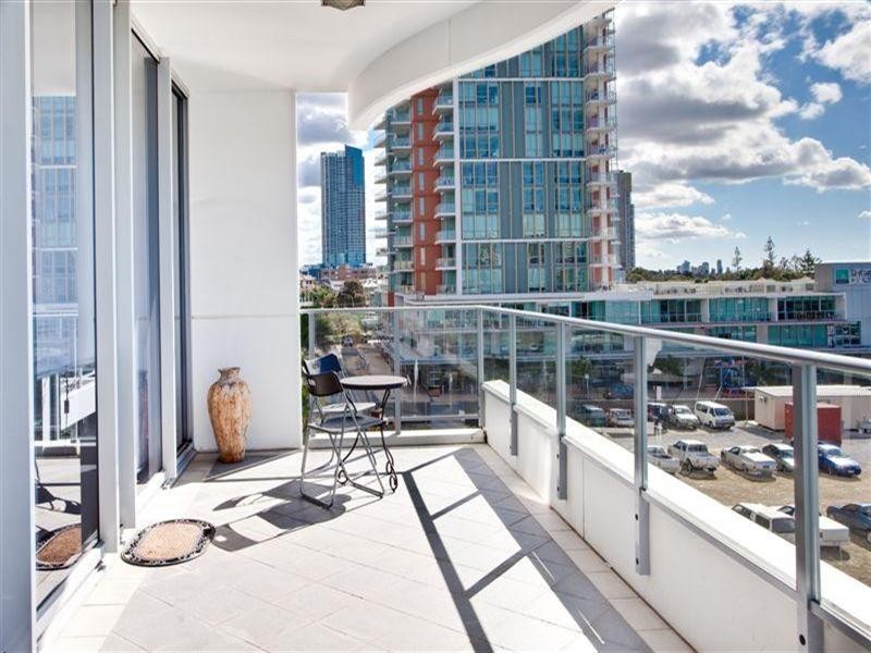 4 Como Crescent, Southport QLD 4215