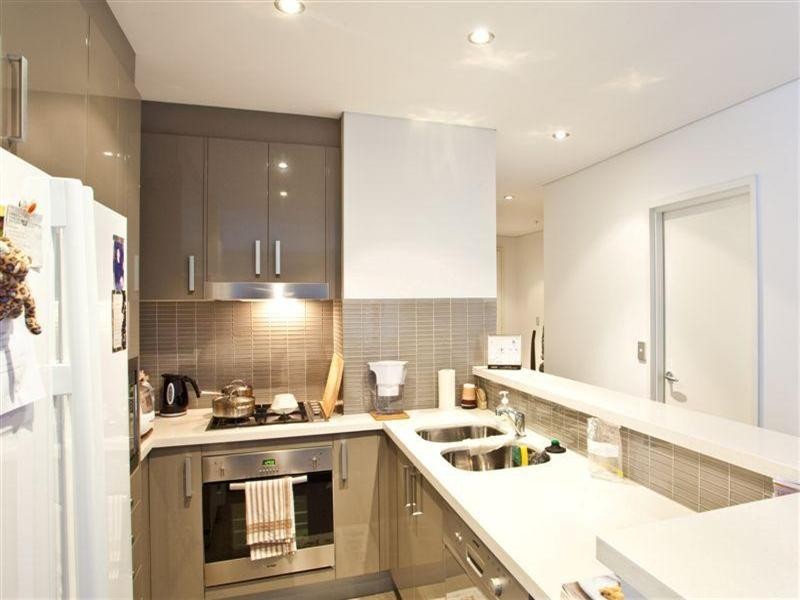 4 Como Crescent, Southport QLD 4215