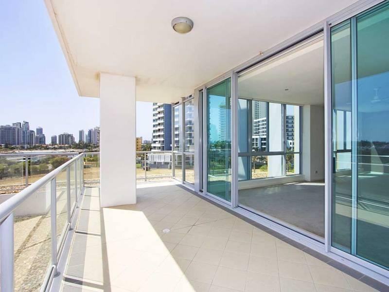 1 Como Crescent, Southport QLD 4215