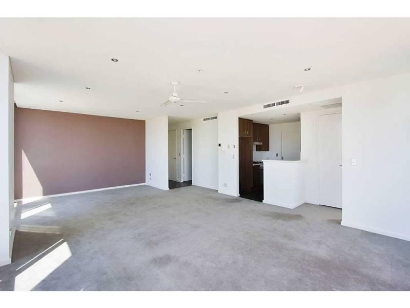 1 Como Crescent, Southport QLD 4215