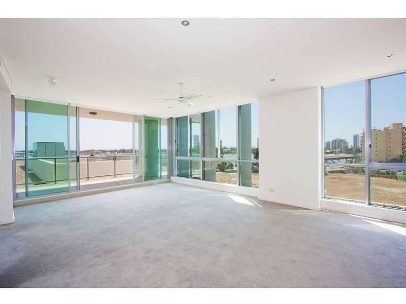 1 Como Crescent, Southport QLD 4215
