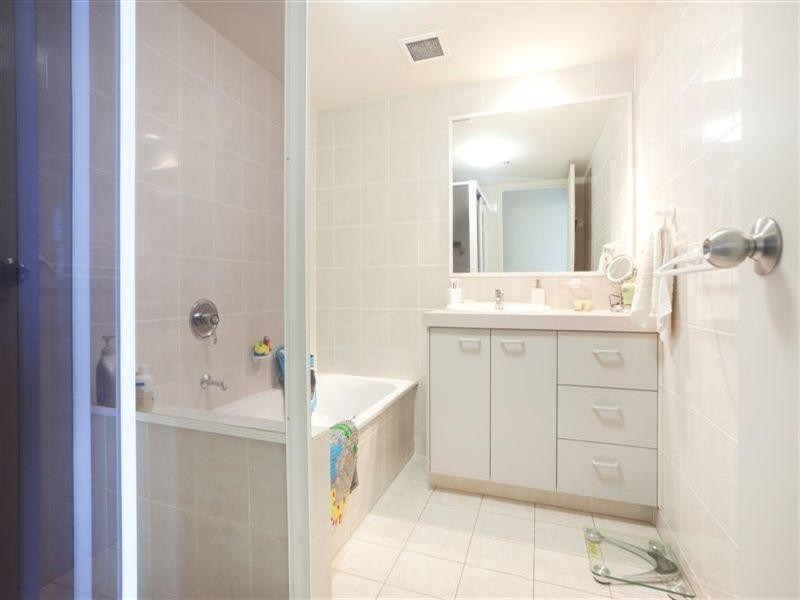 20 Cronin Avenue, Main Beach QLD 4217