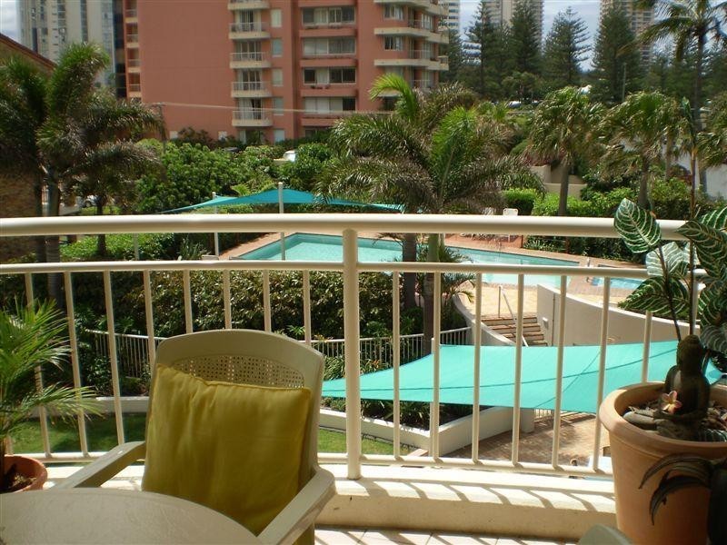 52 Pacific Street, Main Beach QLD 4217