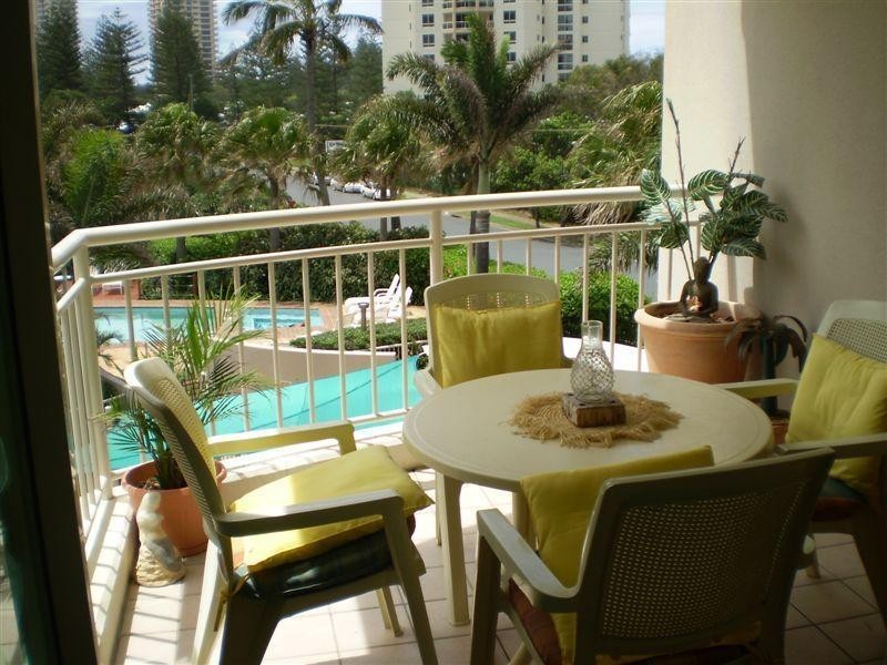 52 Pacific Street, Main Beach QLD 4217