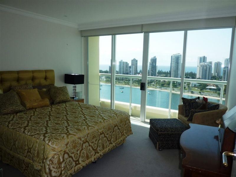 75 Brighton Parade, Southport QLD 4215