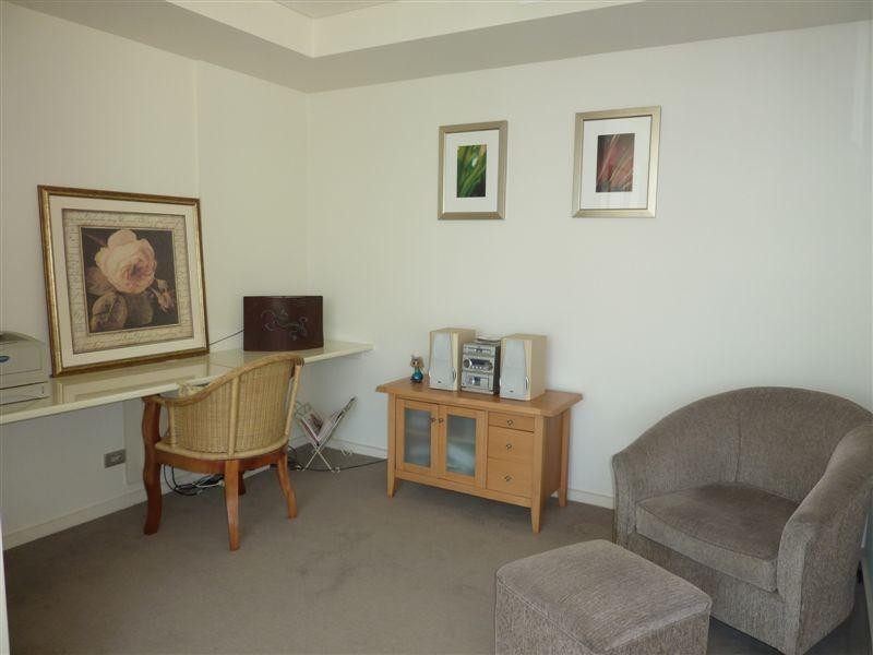 1 Como Crescent, Southport QLD 4215