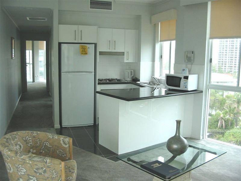 5 Woodroffe Avenue, Main Beach QLD 4217