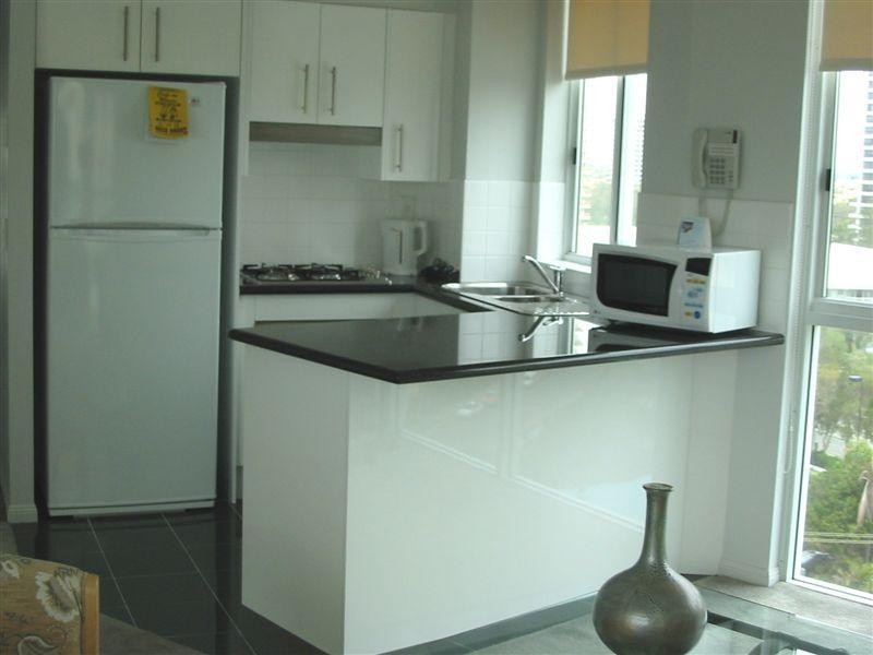 5 Woodroffe Avenue, Main Beach QLD 4217