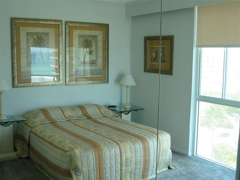 5 Woodroffe Avenue, Main Beach QLD 4217