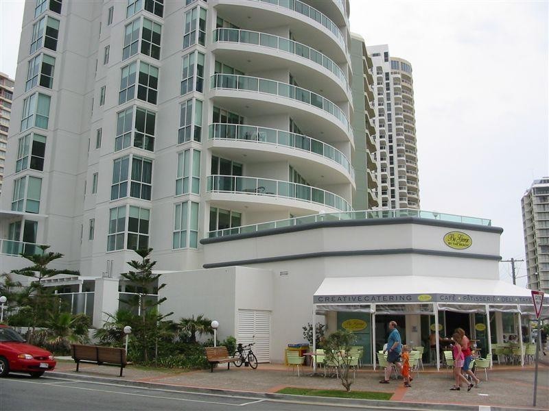 5 Woodroffe Avenue, Main Beach QLD 4217