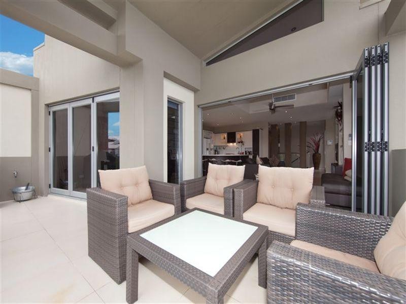 2/5 Whiting Street, Labrador QLD 4215