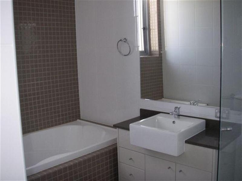 4 Como Crescent, Southport QLD 4215