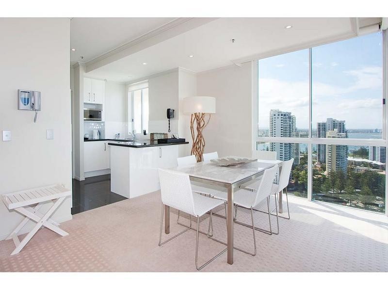 5 Woodroffe Avenue, Main Beach QLD 4217